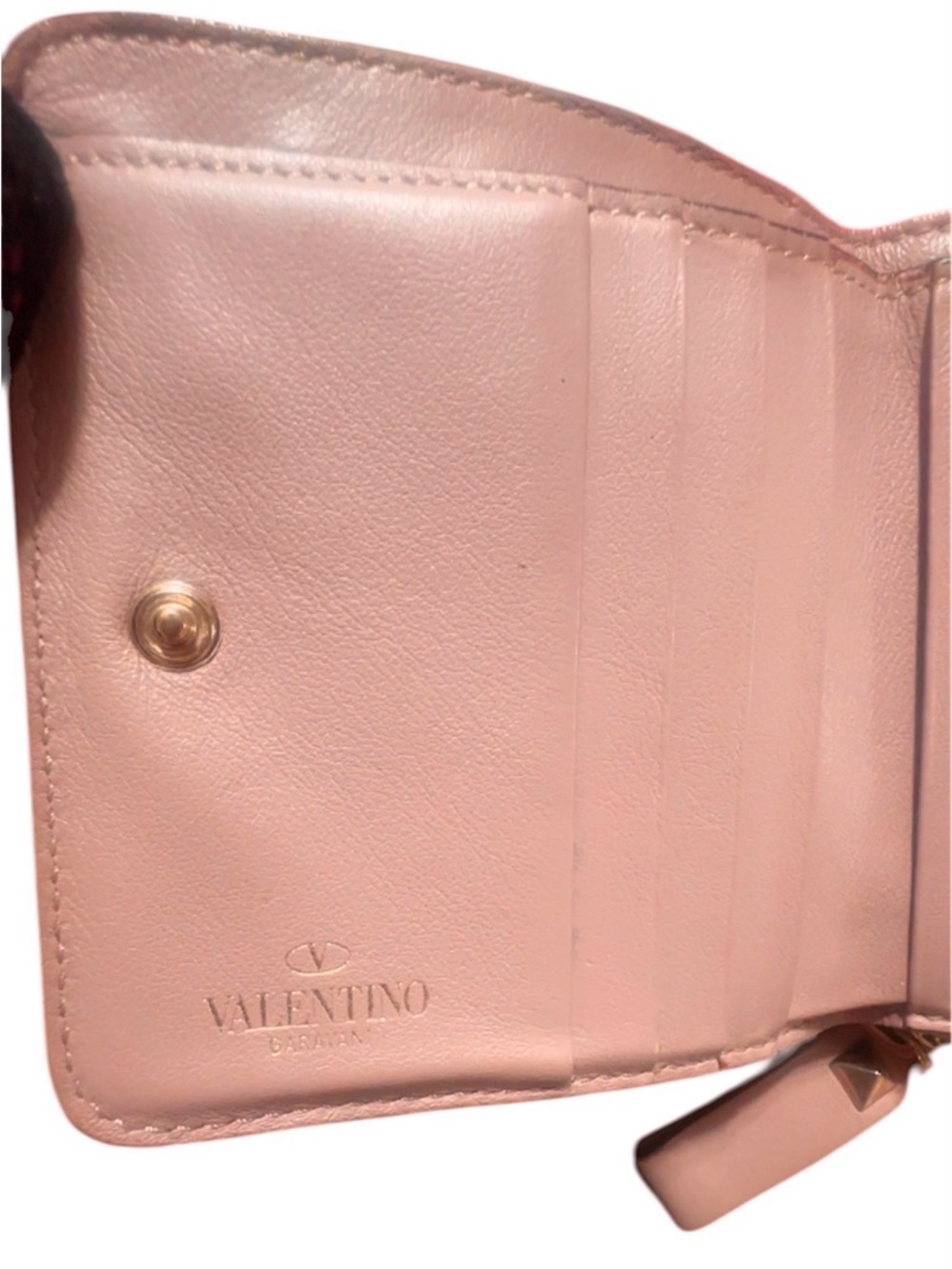 VALENTINO GARAVANI
Rockstud Accents Leather Compact Wallet 4.5” x 4” Approxi….. - Picture 13 of 14